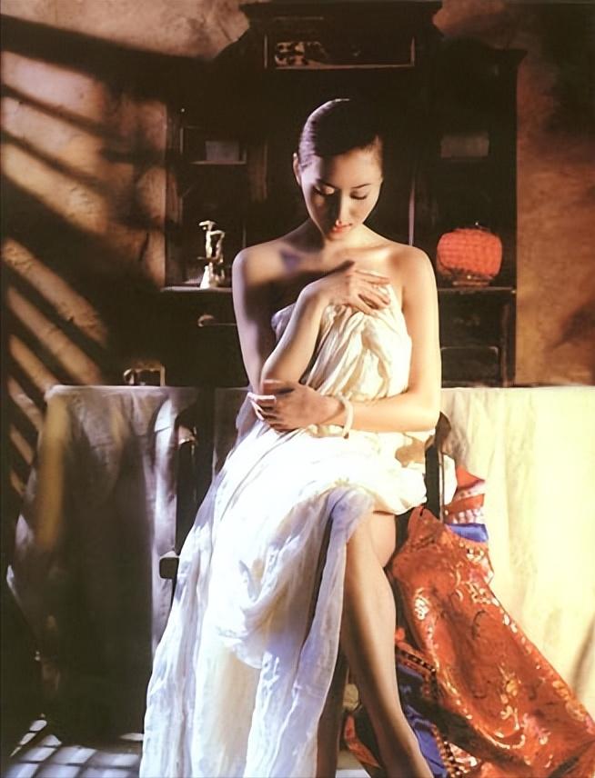 著名舞蹈演员汤加丽，为艺术献身拍大尺度照片，导演丈夫果断离婚