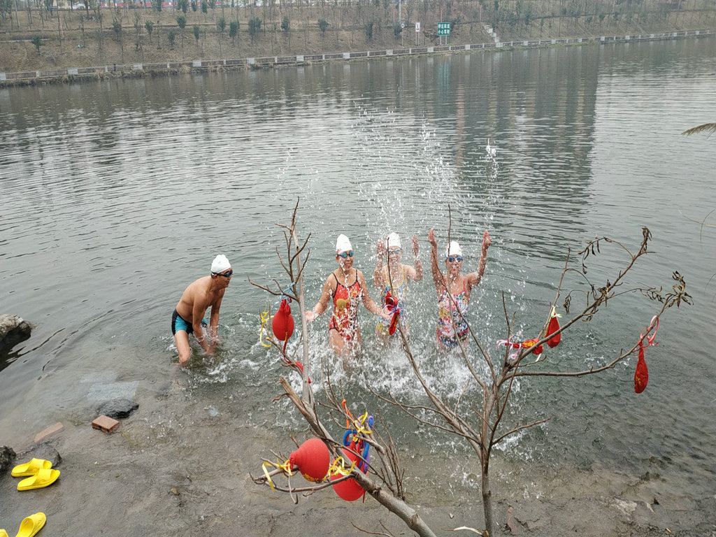 湘西欢乐冬泳人——向怀化水上部落“碉堡村”致敬