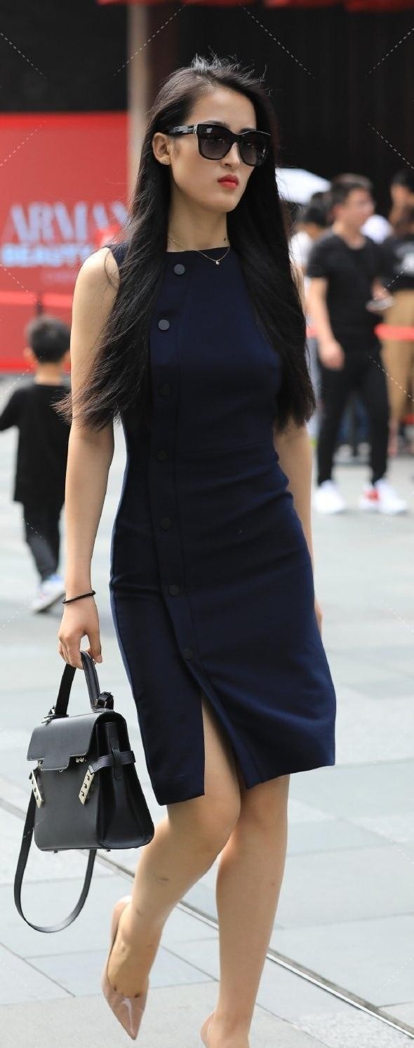 韵味十足的连衣裙简约又显气质 (这款连衣裙时尚优雅让你穿出气质)