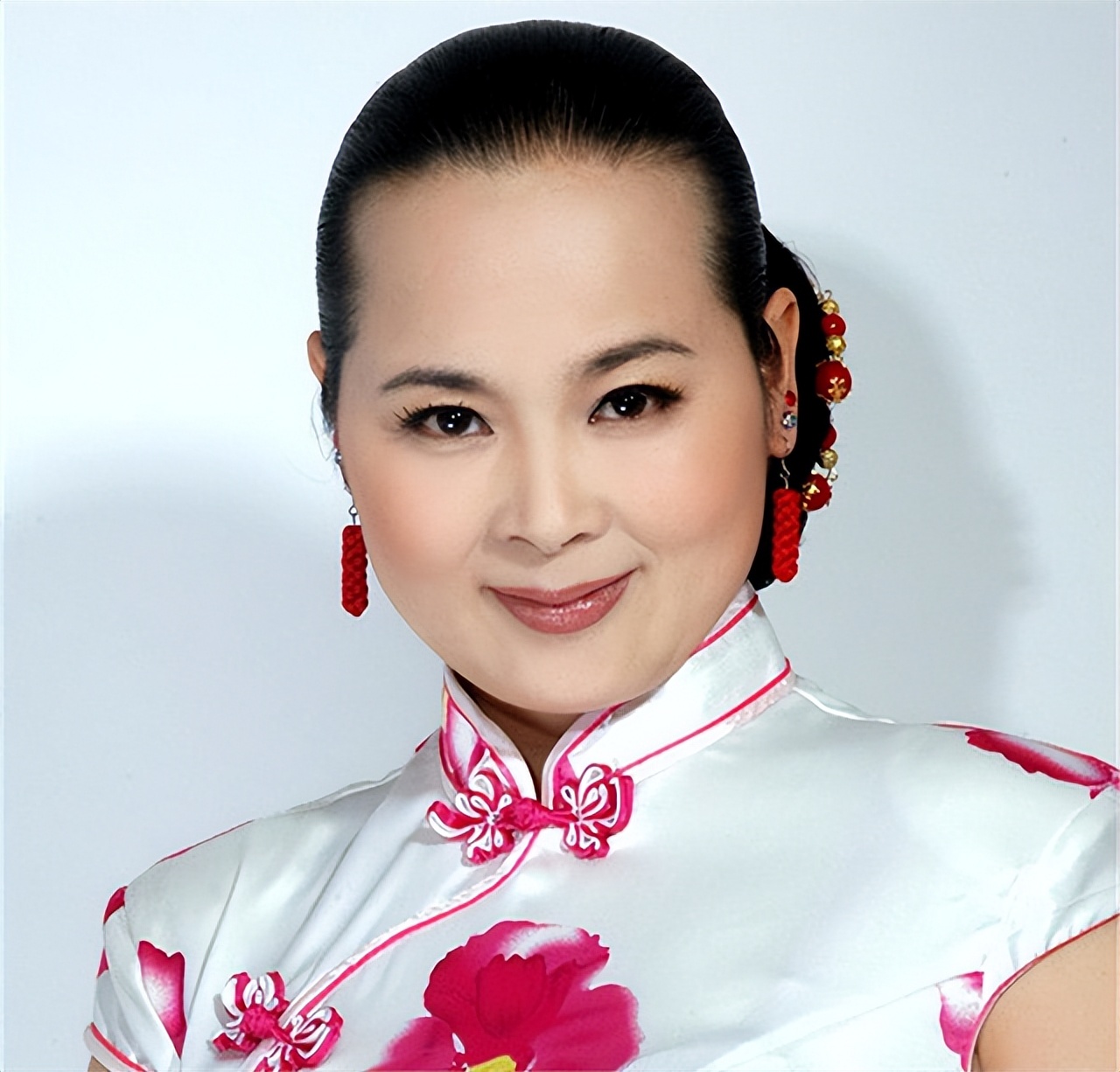 重庆1米2小男人娶1米65女演员，买7套房开豪车，却担心孩子长不高