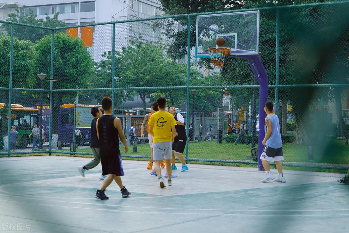 篮球和足球哪个更轻,篮球和足球哪个最好玩