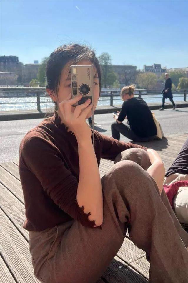 王菲带李嫣香港购物,王菲李嫣金发抢眼