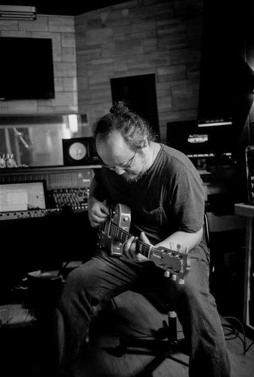 窦唯近照曝光显憔悴,窦唯现状曝光一改往日邋遢形象