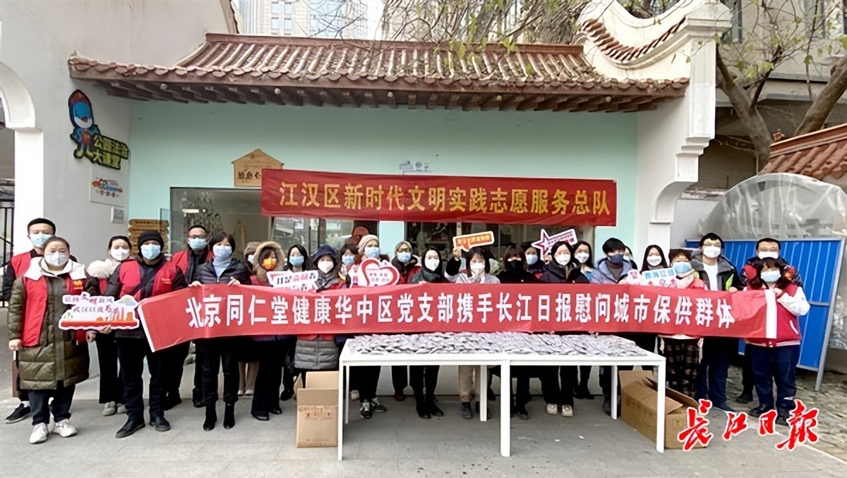 中医给群众发放防疫汤剂,免费送防疫一线中药