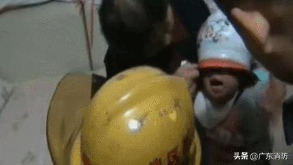 萌娃头被卡求助消防,萌娃卡住消防员