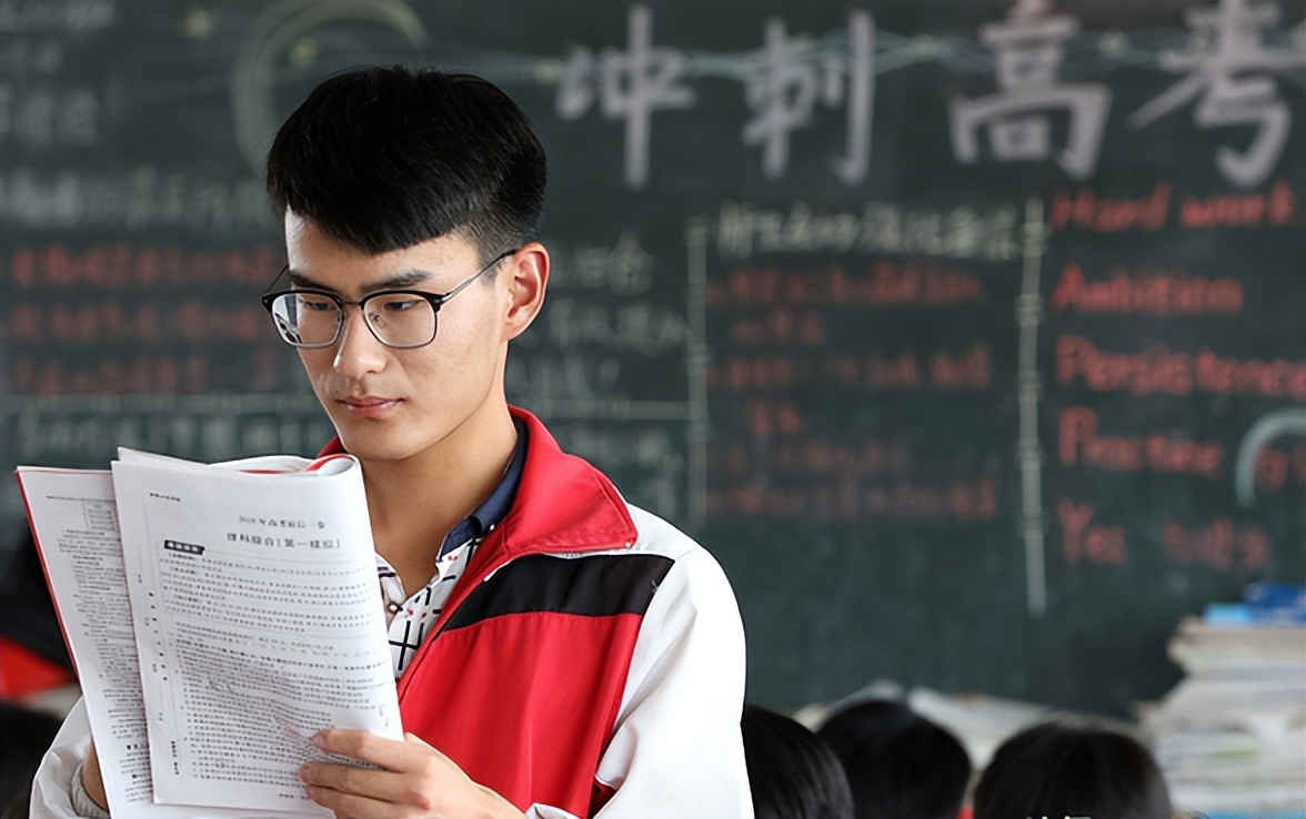 高考分数出学生看到后喜极而泣,高考生查成绩一看200多分反应亮了