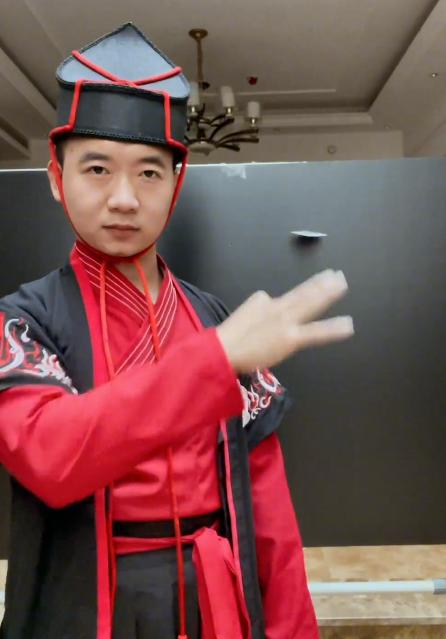 小伙模仿电影练成摘叶飞花,东方不败的飞花神功