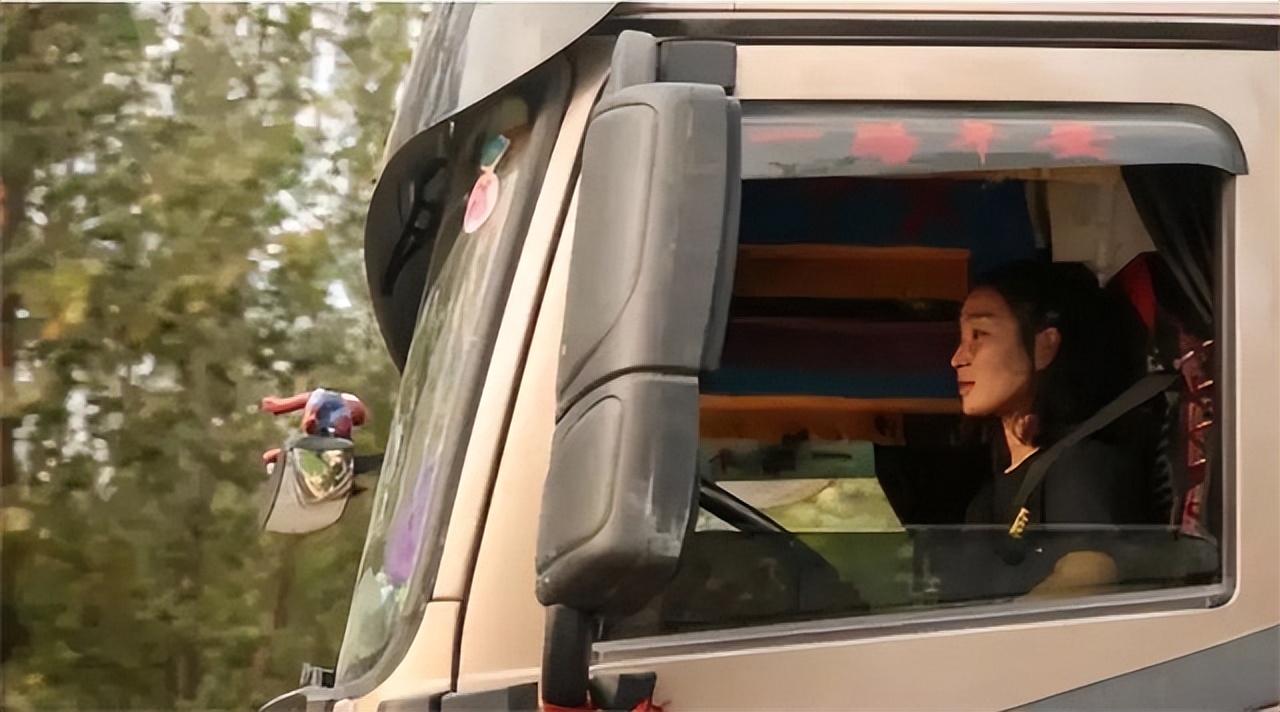 美女开18米大货车征婚,那年月入两万征婚的卡车女子现状