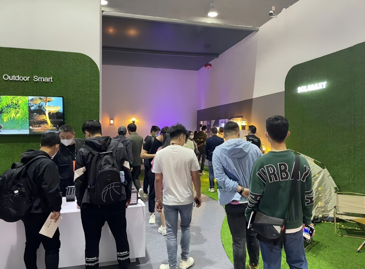 SOLARAXY广州设计周智能网红桌面灯引爆潮流