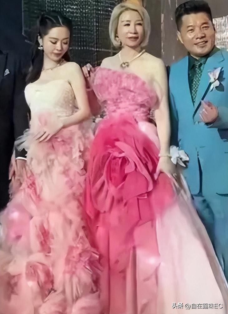 伊尔康二儿子订婚现场：新娘小腹鼓鼓如怀孕，婆婆盖过新娘