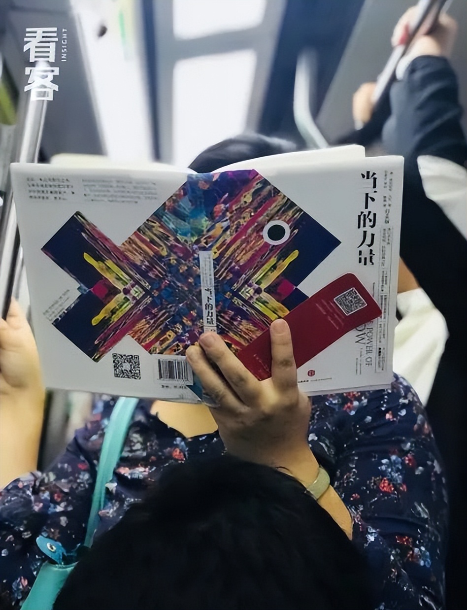 北京通勤路上，她用镜头记录2000个捧着书的人