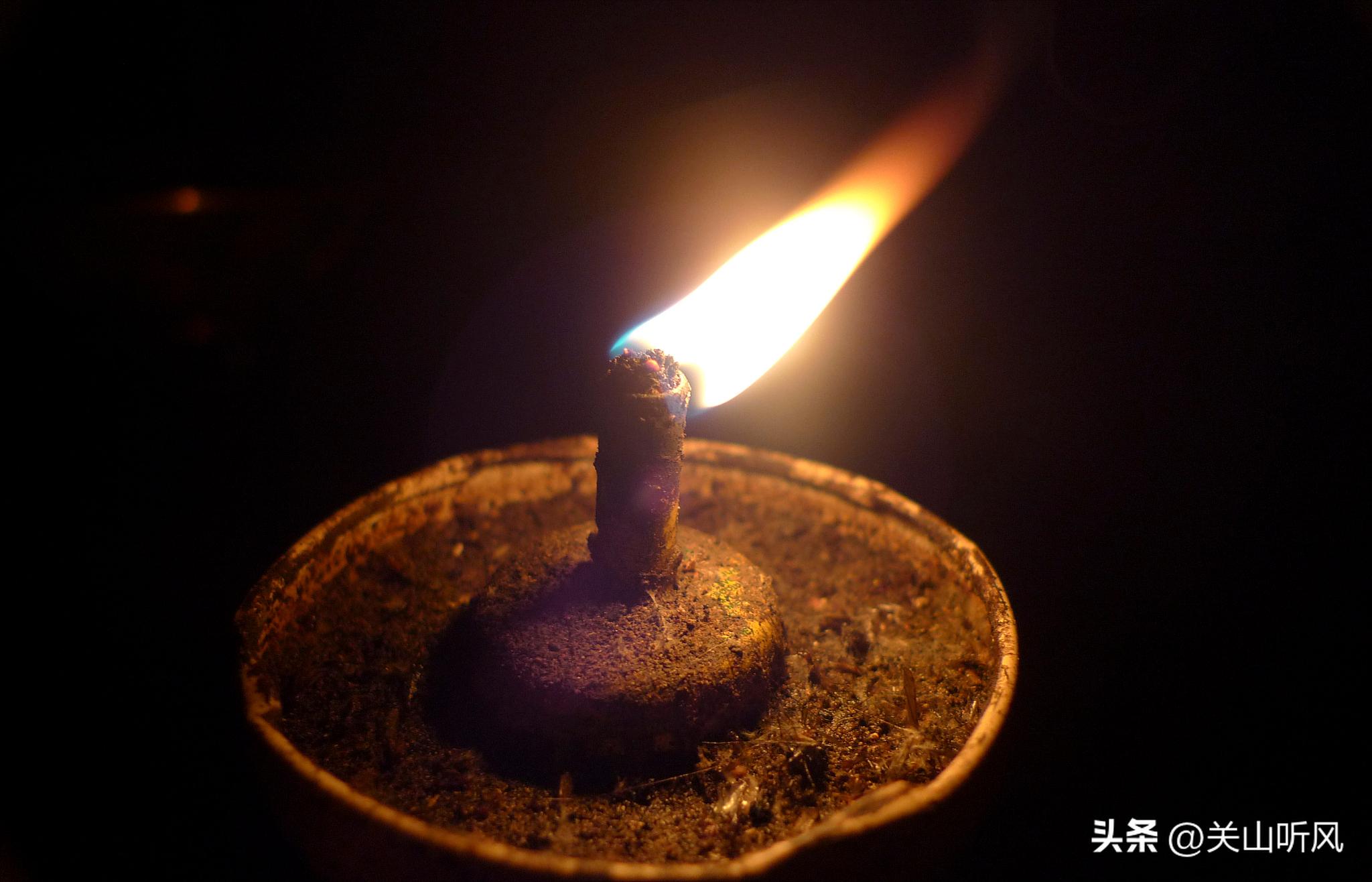 对门大门口亮灯有什么讲究,门前亮灯旺人丁