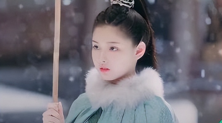 《长风度》我一口气看了8集，奔着“丫鬟”去的，艾米造型太惊艳