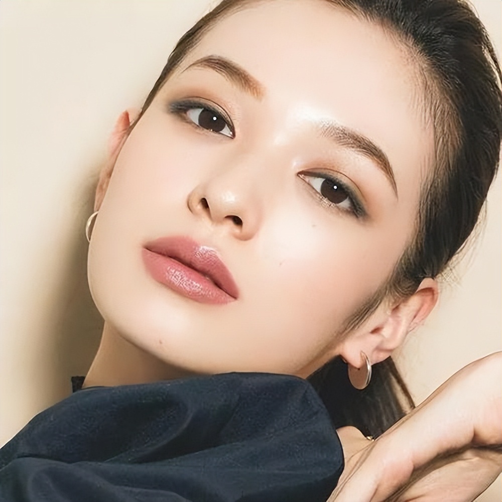 涂粉底的正确方法让底妆更自然,该如何涂粉底液才能持妆一整天