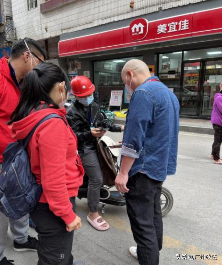 疫情期间,她推迟退休,他代购奶粉,他们上门找老人……