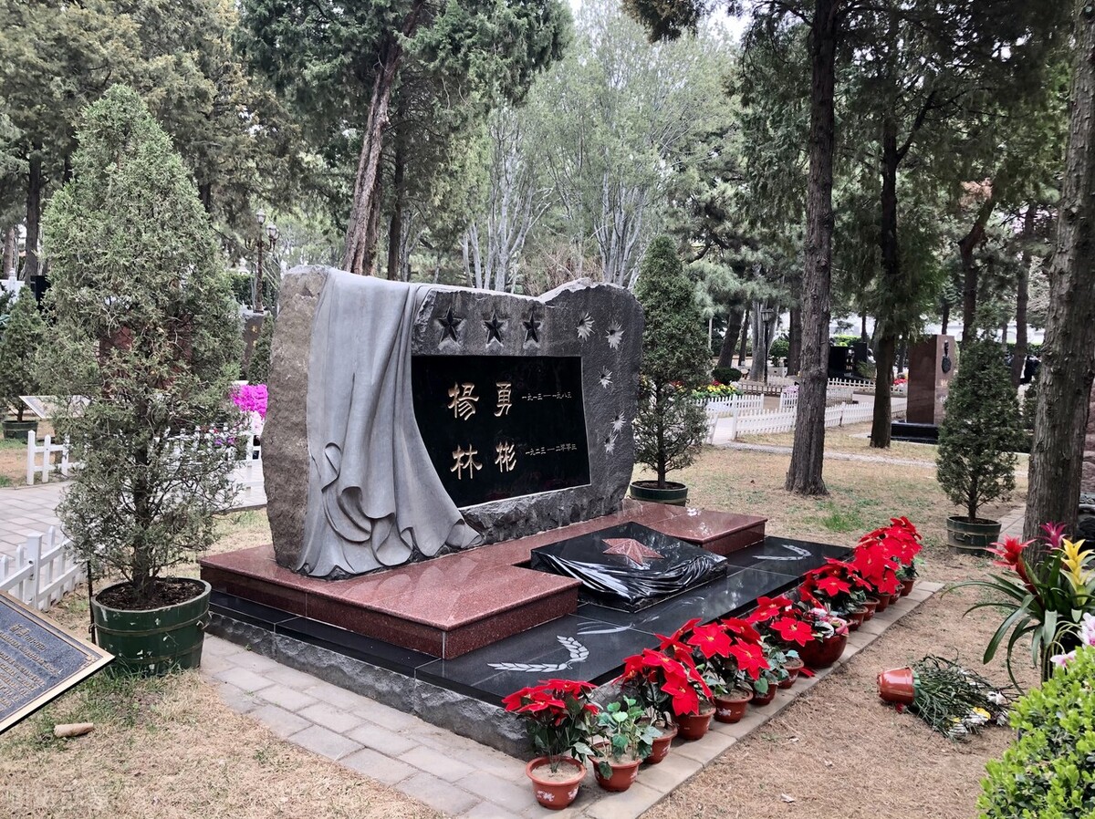 现在墓地比房价贵吗,骨灰房比墓地便宜吗