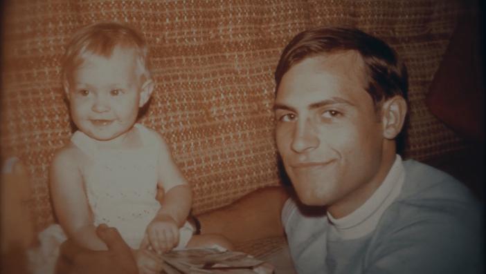 20岁女孩有3个名字？颠沛流离被父亲施暴，真相比电影荒诞太多