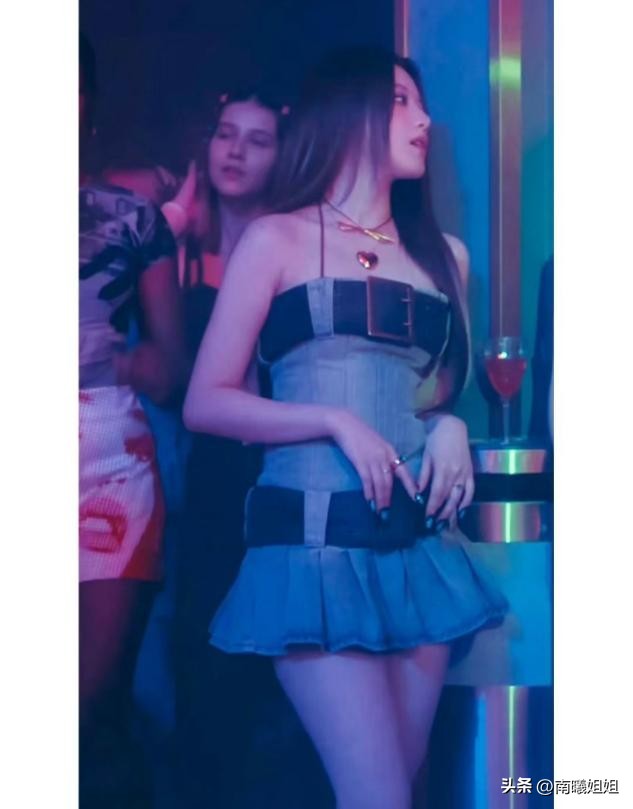 洋气网红爆款牛仔裙显瘦,抖音最火夏季牛仔裙时尚减龄