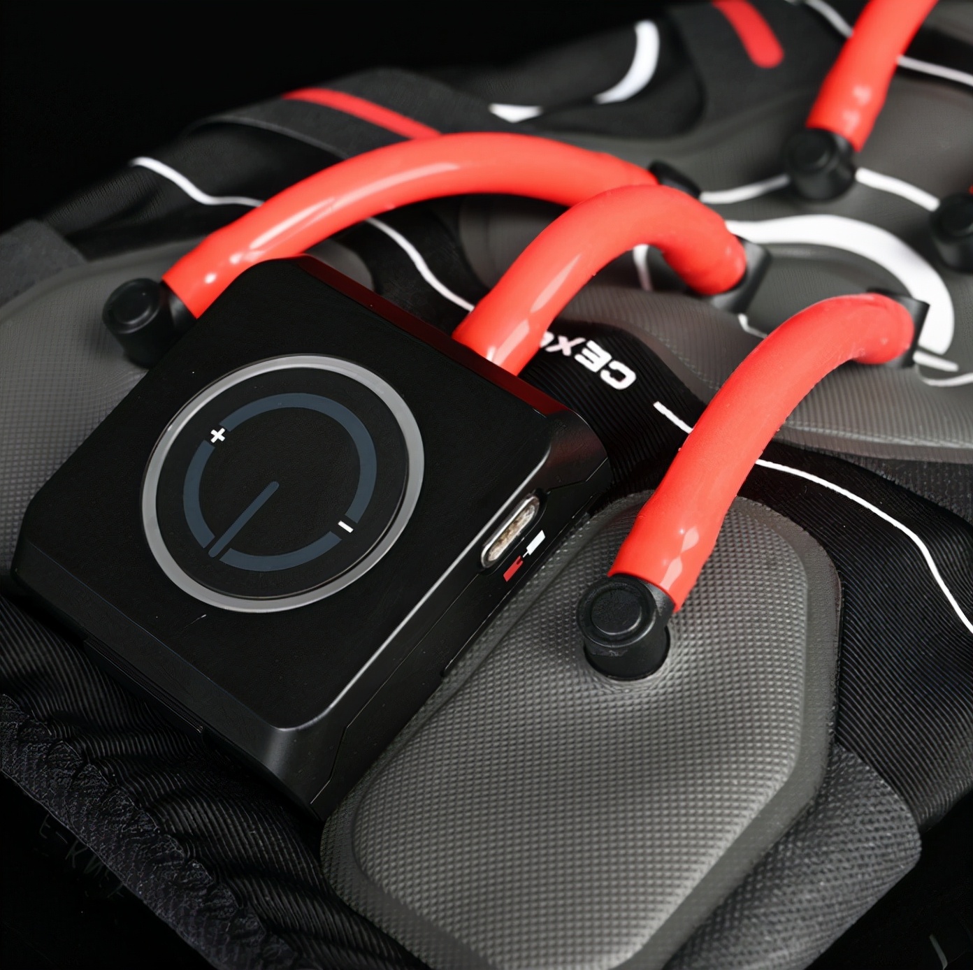 运动健身少不了，甲钢拳智能运动护膝