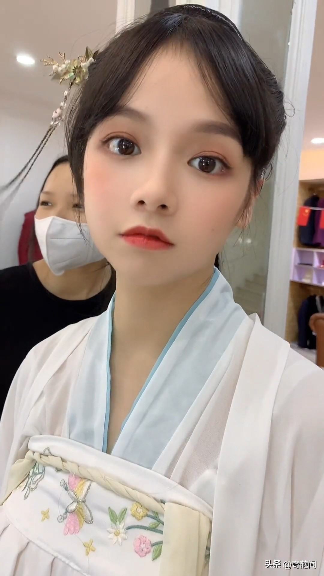 男子带30岁妻子拍婚纱照,带30岁妻子拍艺术照吓得店员报警