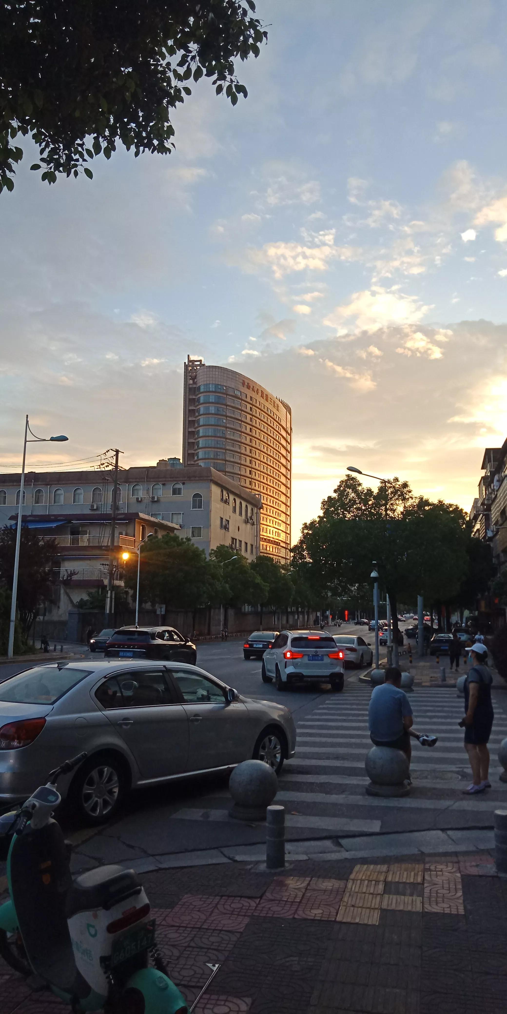 雄伟壮观的，湖南省长沙市中南大学湘雅三医院的外科大楼