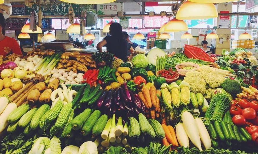 大爷卖蔬菜被罚款,老汉卖菜获利14元罚款10万