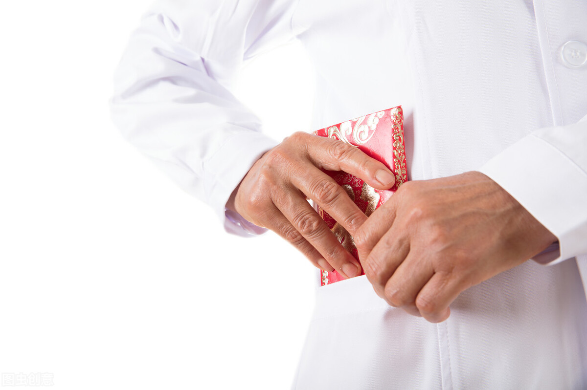 外卖小哥用手机跑滴滴,外卖小哥刚下班又开始出发跑滴滴