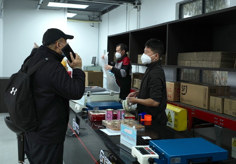 人民日报点评快递春节不打烊,口岸畅通货运忙中新网