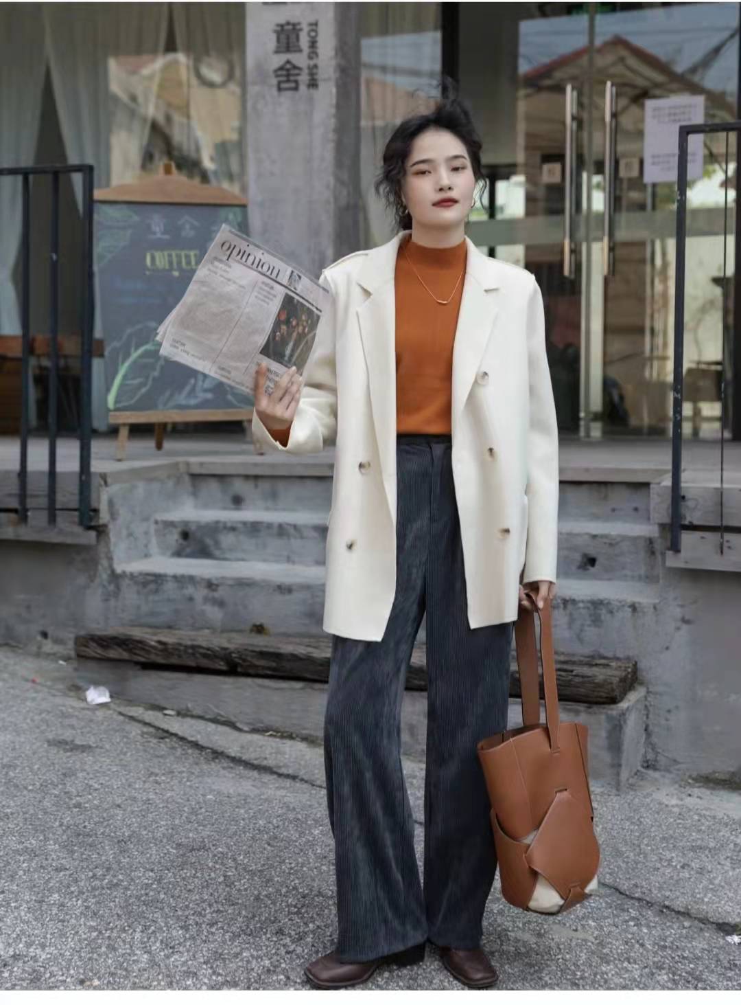 灯芯绒裤子松紧裤配什么上衣,咖色灯芯绒的裤子配什么上衣