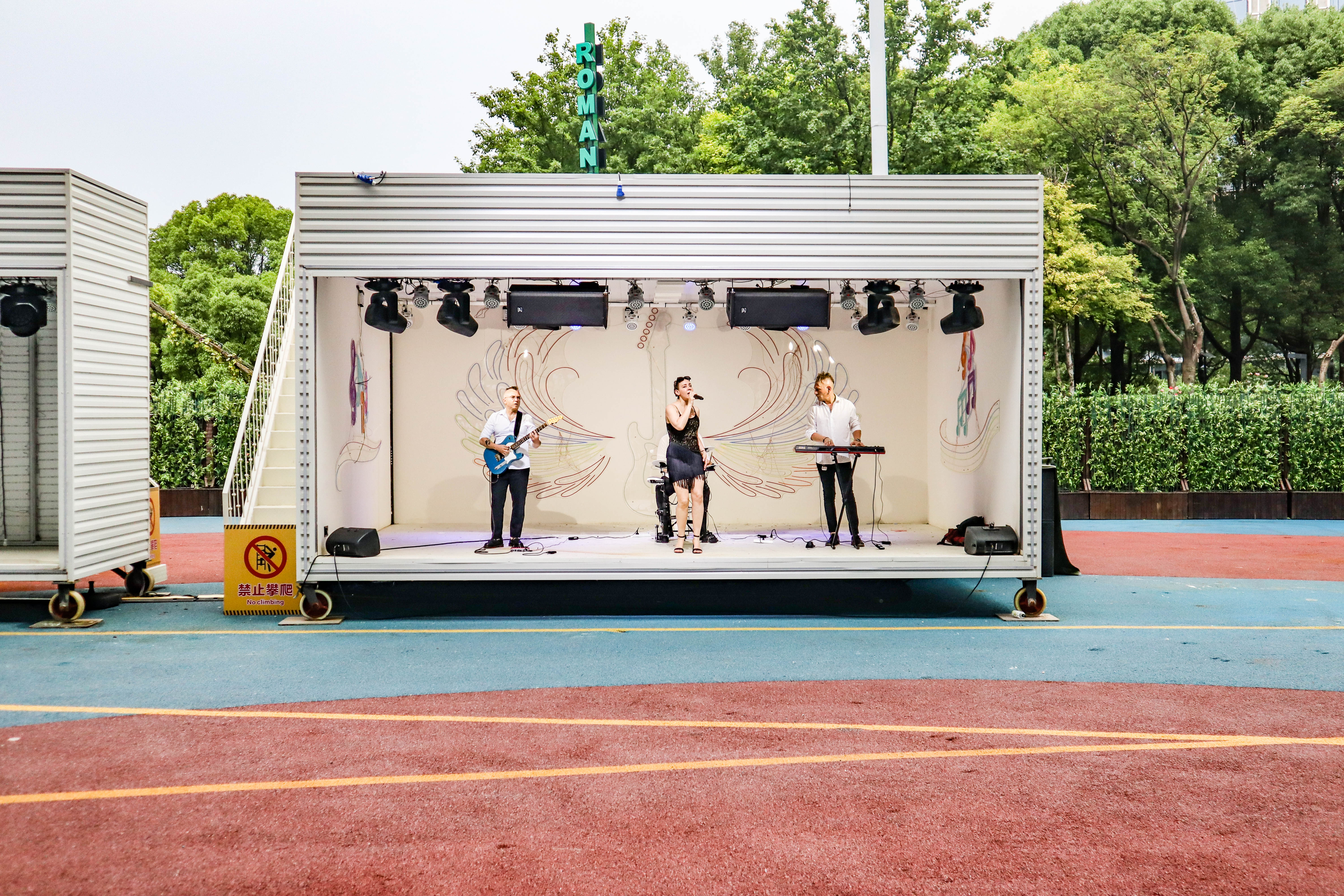 上海迪士尼值得玩的地方,上海迪士尼乐园周末人山人海