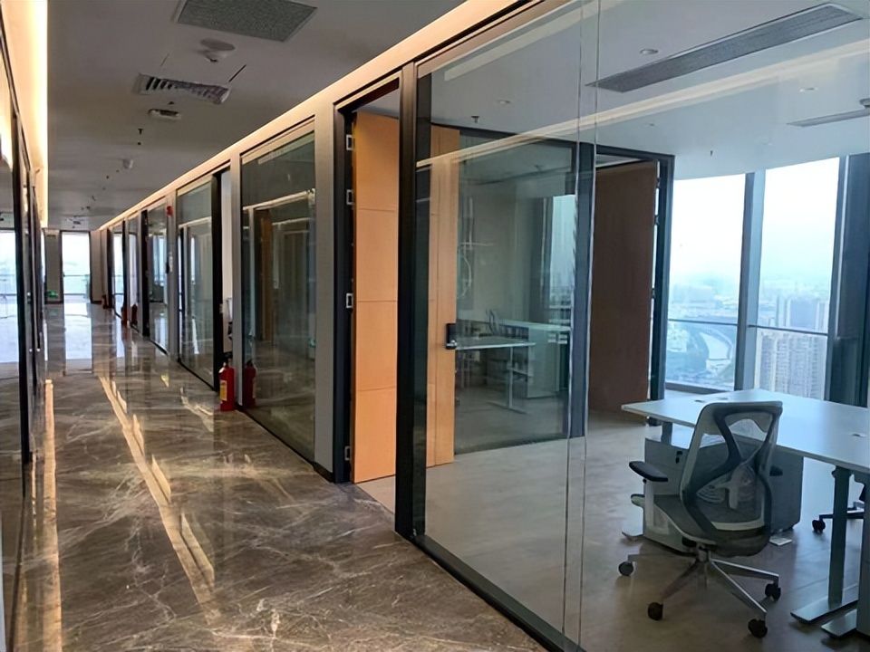 装修办公室隔断玻璃哪些高档大气,办公室玻璃隔断贴膜渐变效果图