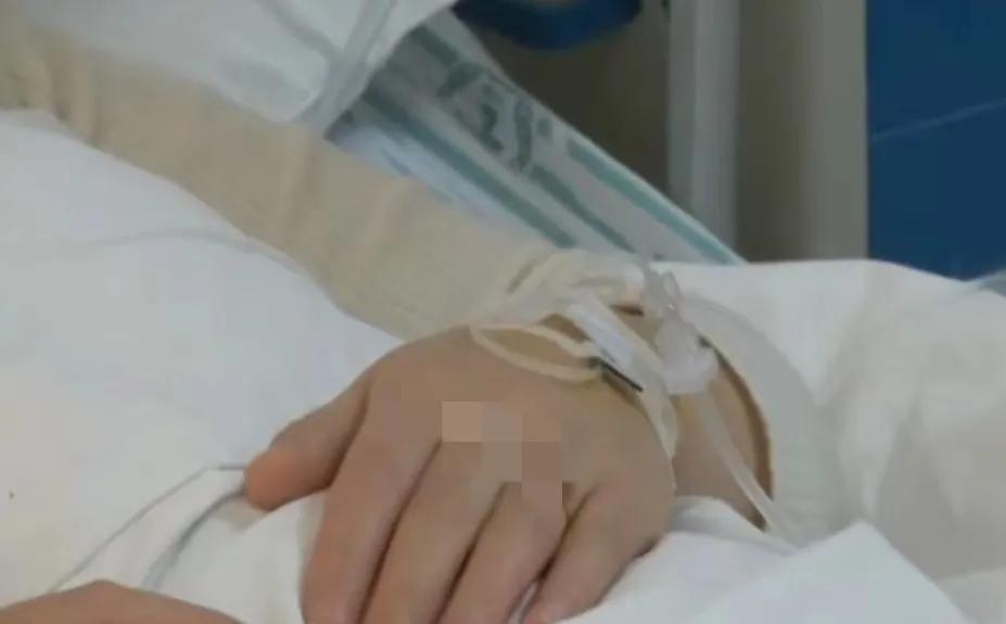 女子超市买250斤大米过期索赔,买250斤过期大米索赔被打