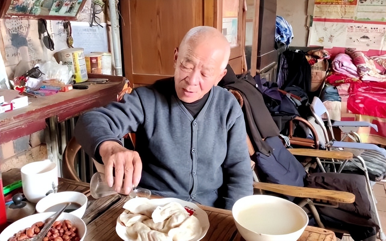 深圳一大爷“藏酒柜”火了，网友眼尖发现“端倪”直呼：真会喝