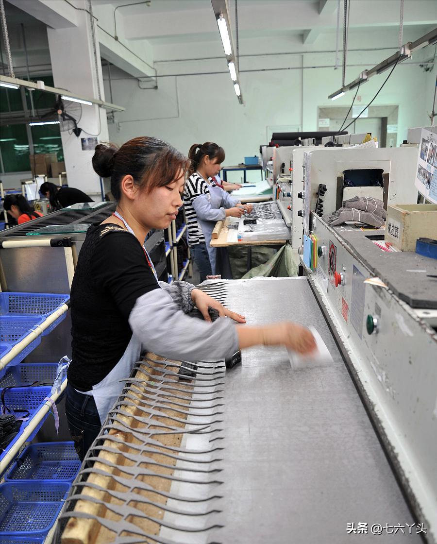 大学生暑假涌向工厂流水线，月入五六千，目标就是赚出一台iPad