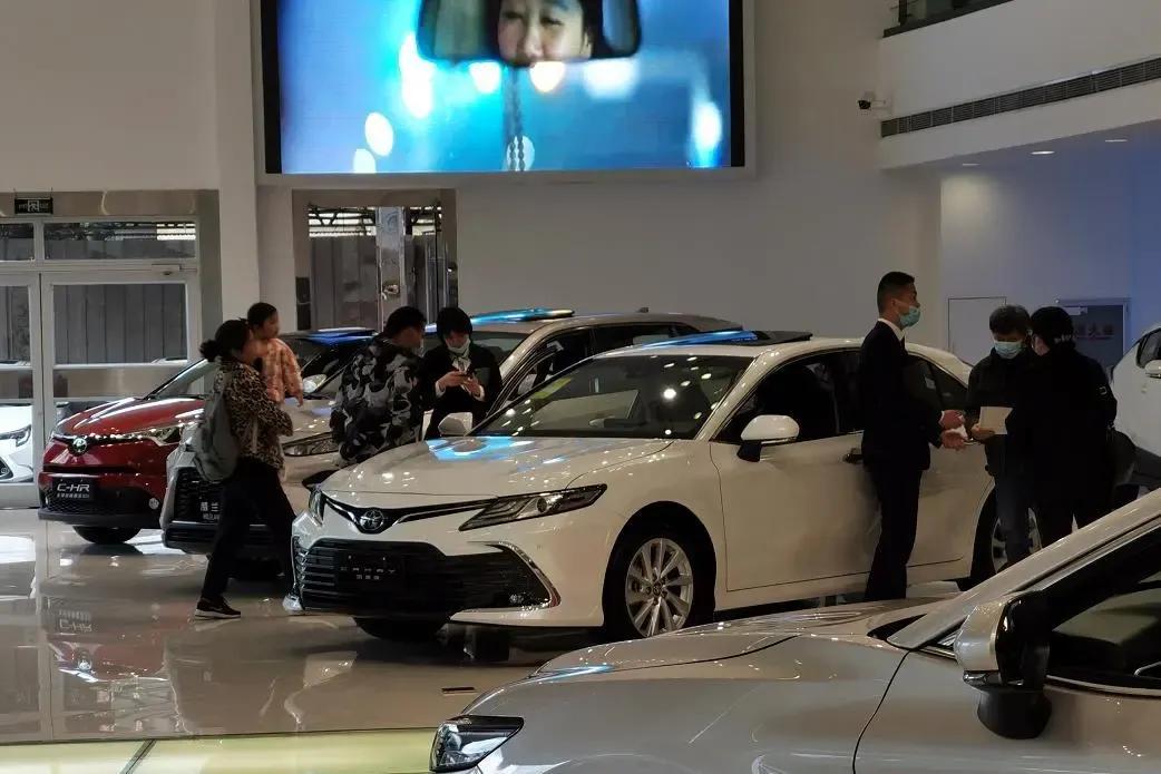 从日本运到中国，19万的丰田卖到140万，真是因为国人钱多吗？