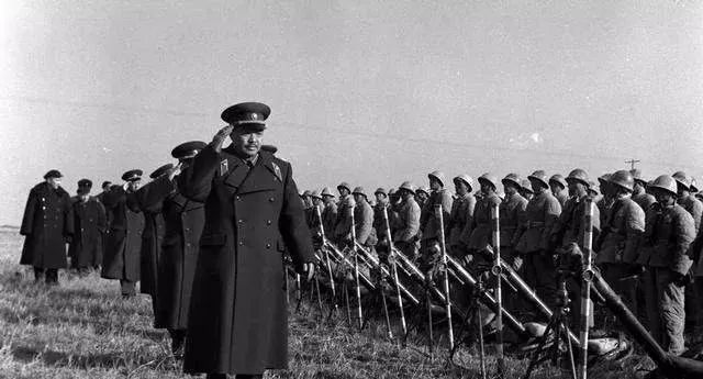 十大元帅朱老总居首，但1955年元帅命令状编号第一的，却是贺老总