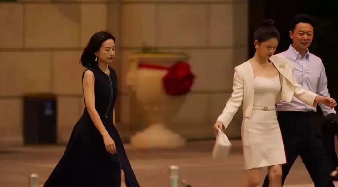 穿大牌西装背200块帆布包，混搭百元球鞋，她演女高管我服！