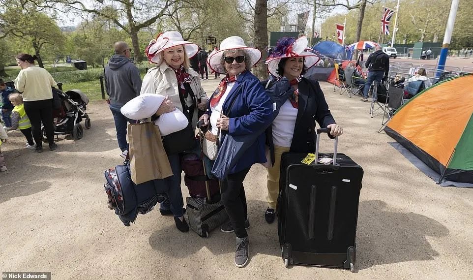 全球王室铁粉齐聚伦敦，商家推出加冕礼周边礼品非常受欢迎