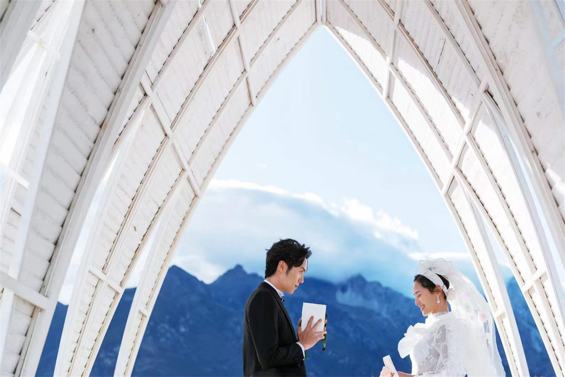 丽江旅拍婚纱照礼服怎么选？选这5种礼服准没错了，高级感拉满