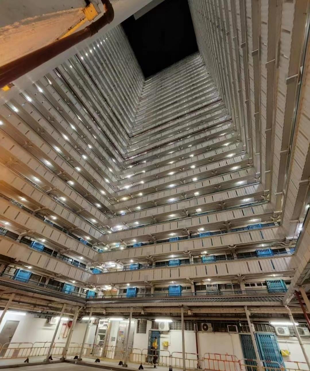 香港居民楼挂五星红旗图文,香港居民楼五星红旗