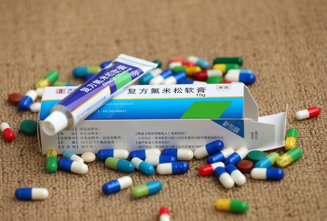 男性背部长了很多红色的点,男性后背长了褐色点点怎么回事