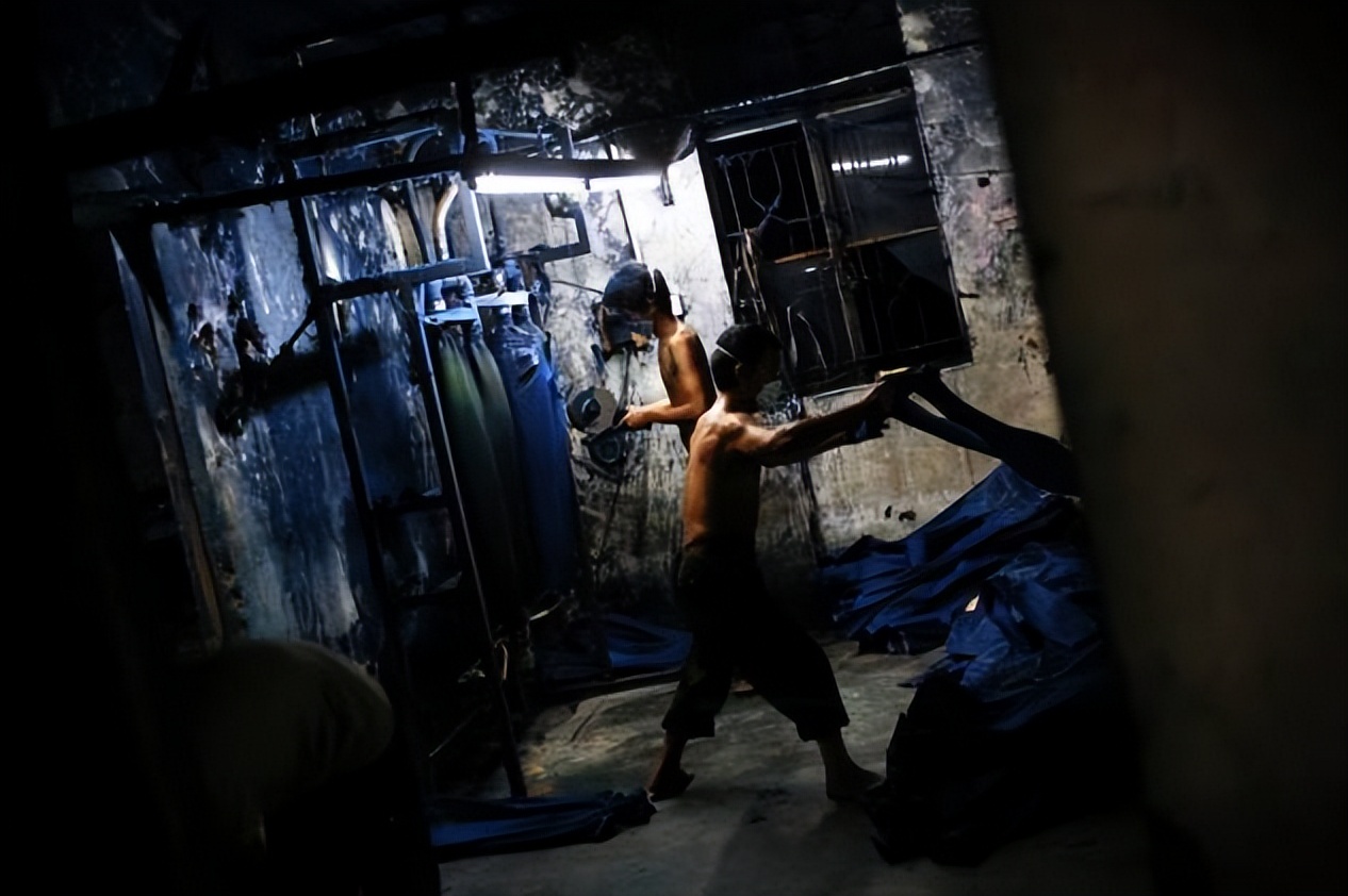 央视曝光市场“夺命毒衣服”，致癌物超标20多倍！可别再乱买了