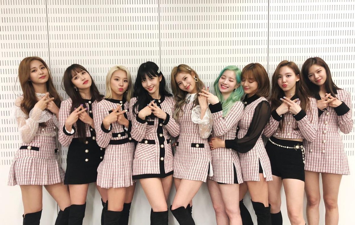 JYP新团出道即受关注，成员雪允因颜值出圈，却被指不尊重粉丝？