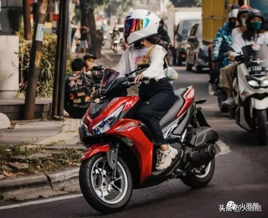 雅马哈nvx155帅气视频,aerox155与nvx155哪个好