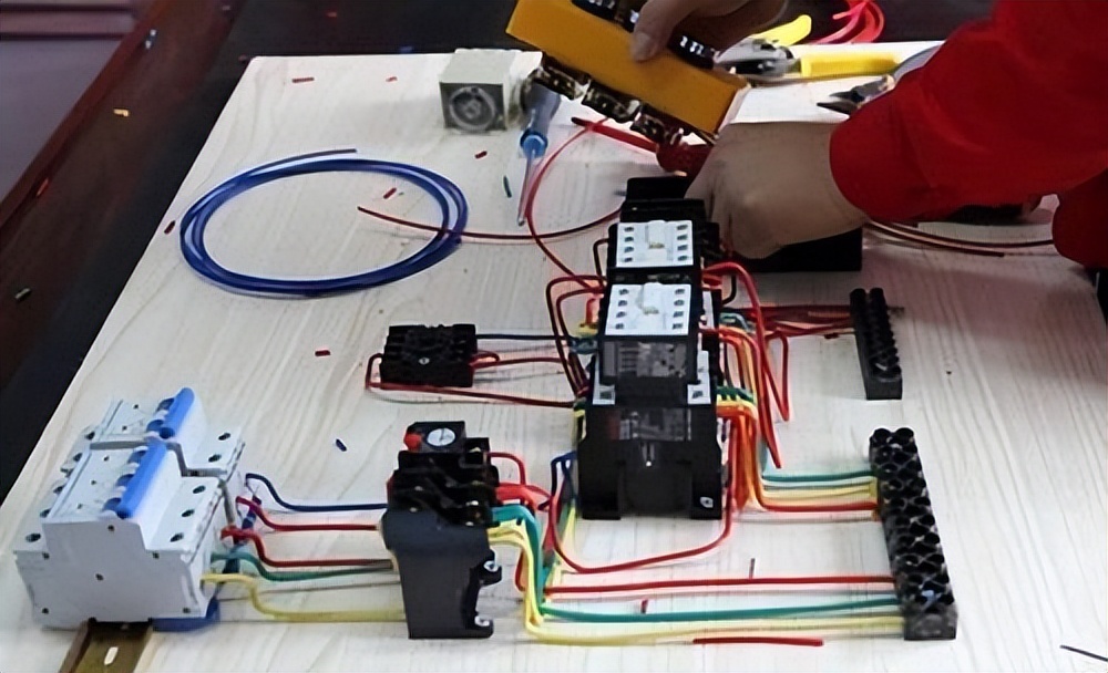 干电工拿死工资还是自己做烧烤好,干电工危险吗