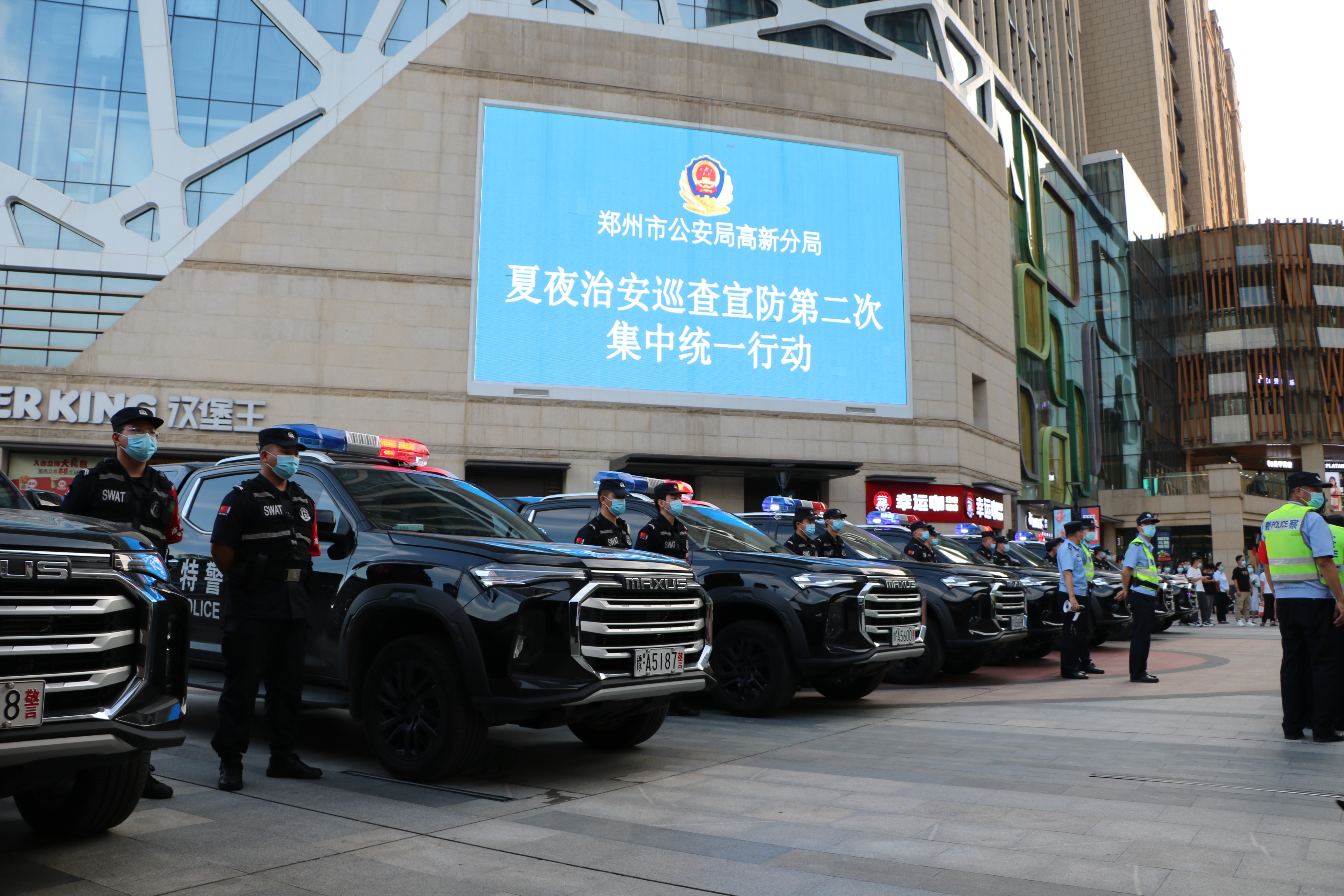 郑州公安开展夜间巡逻防控工作,河南公安开展夜间巡逻防控工作