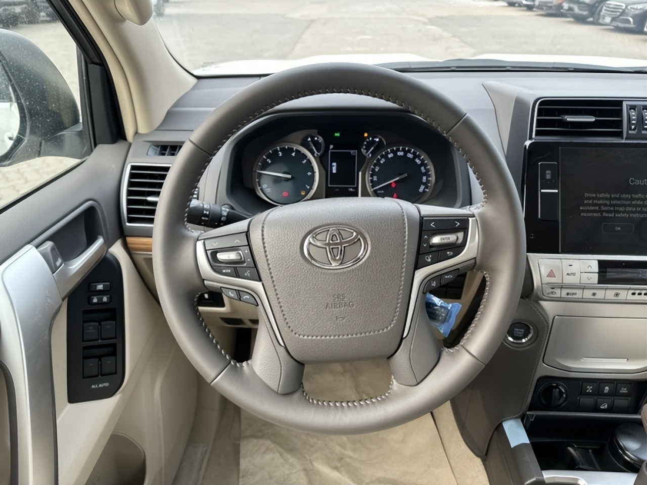 国六中东版霸道4000顶配，带熏黑套件，这样的外观真的很少见