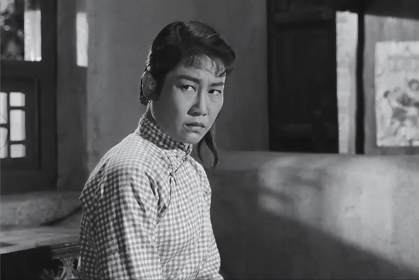 “十七年”电影中，田野、工厂与*会集**，是呈现幸福生活的主要地点