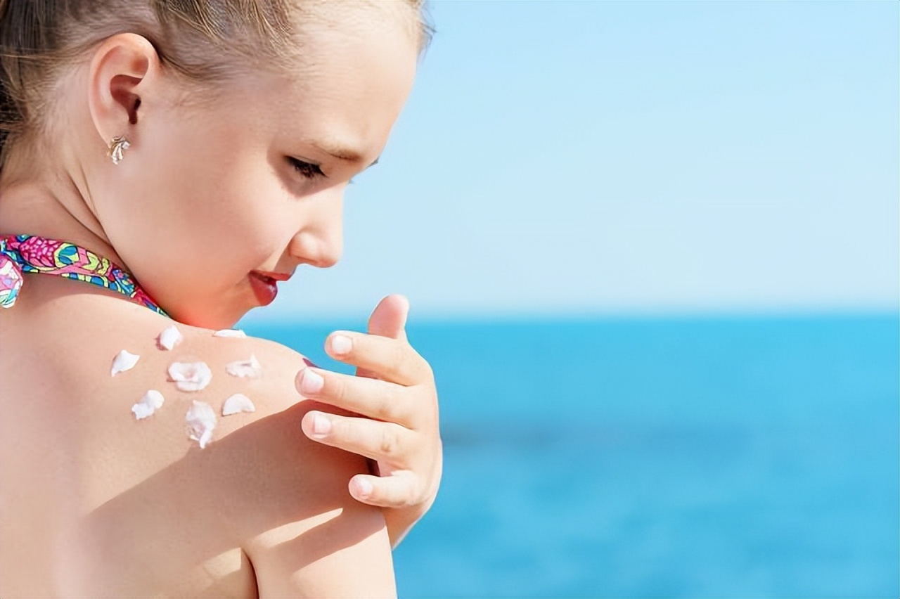 女人整容一模一样,女人整容之前与整容之后的样子