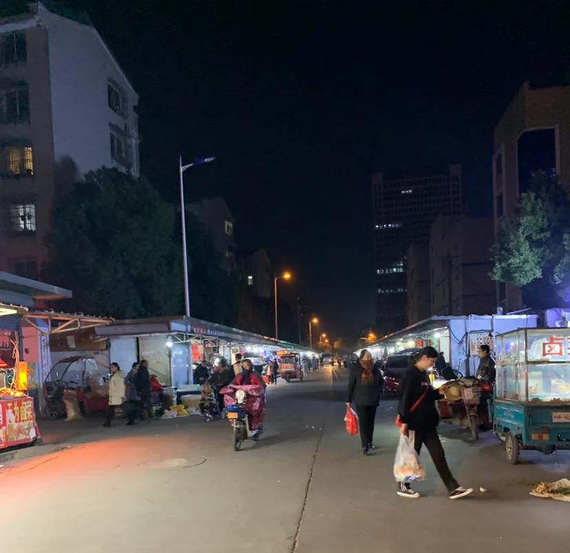 摆小摊真的能挣到钱吗,过节摆摊卖小东西能赚多少钱